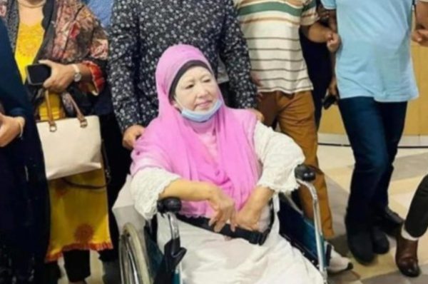 ​Khaleda Zia taken to hospital