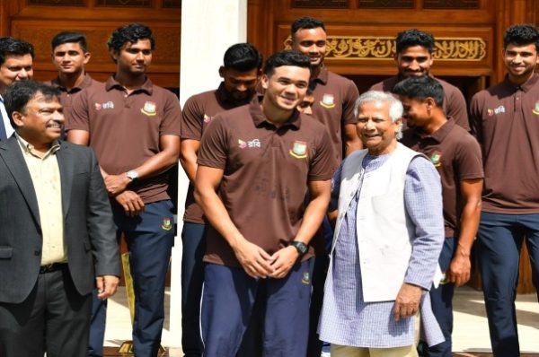 Yunus accords reception to Bangladeshi cricketers over Test victory against Pakistan